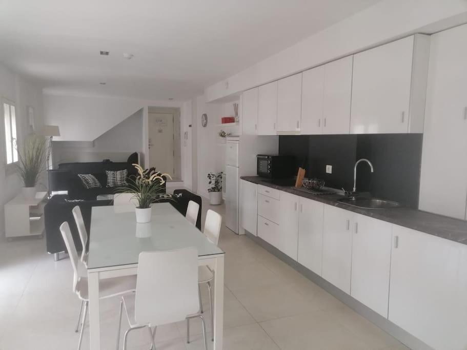 Spacious Loft / Literally At The Foot Of Alhambra Appartement Granada Buitenkant foto